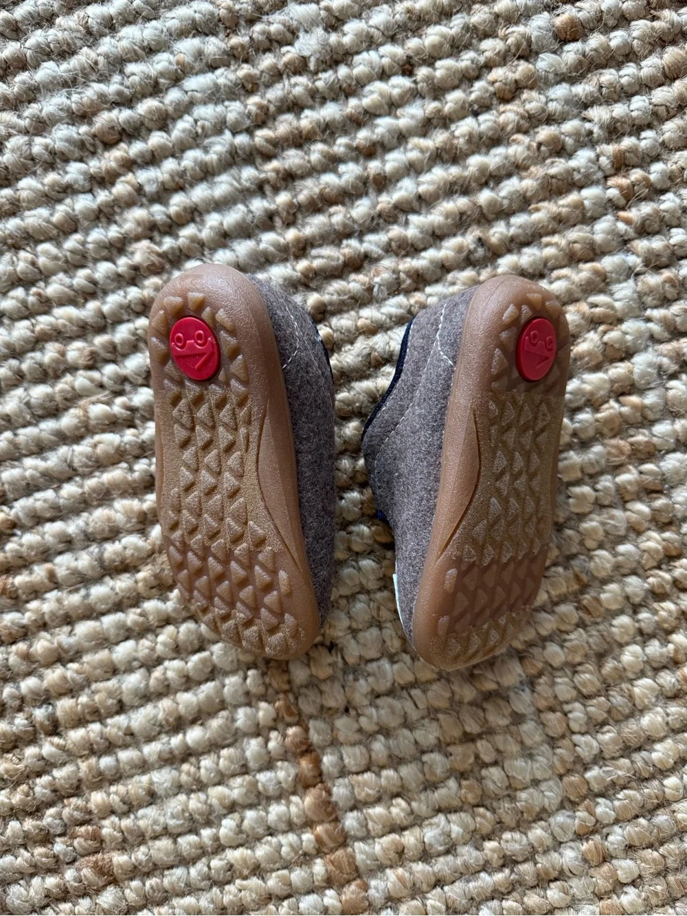 See Kai Run Cruz II Easy-On Felt Slippers Brown Husky Dog Shoes Sz 4 - LIKE NEW!
